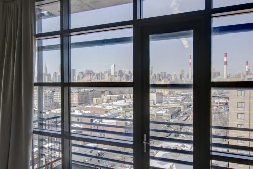 Habitación con cama grande y balcón con vistas a Manhattan del hotel The Boro. Foto 3