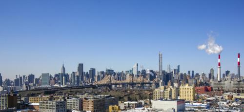 Habitación de esquina con cama extragrande y balcón con vistas a Manhattan del hotel The Boro. Foto 3
