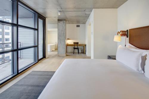Habitación Estudio con cama extragrande y balcón del hotel The Boro. Foto 2