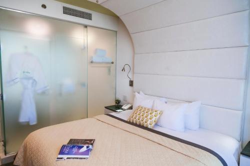 Habitación Premium con cama extragrande del hotel Wyndham Garden Brooklyn Sunset Park. Foto 1