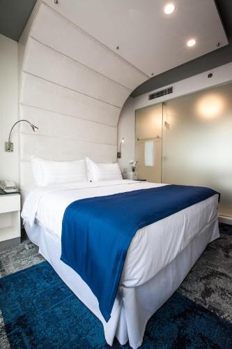 Habitación Superior con cama extragrande del hotel Wyndham Garden Brooklyn Sunset Park. Foto 2