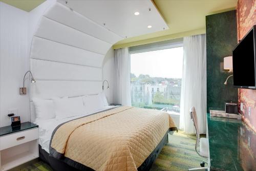 Habitación Deluxe con ducha accesible en silla de ruedas - 1 cama extragrande - Adaptada para personas con discapacidad/discapacidad auditiva - No fum del hotel Wyndham Garden Brooklyn Sunset Park. Foto 1