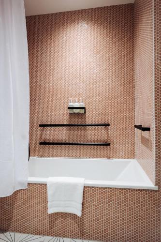 Habitación con cama extragrande - Adaptada para personas de movilidad reducida del hotel The Rockaway. Foto 3