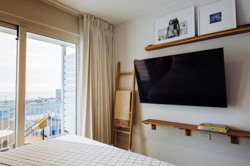 Habitación con cama extragrande. del hotel The Rockaway. Foto 1