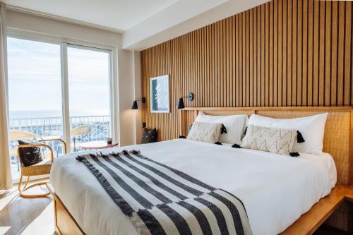 Habitación con cama extragrande y balcón del hotel The Rockaway