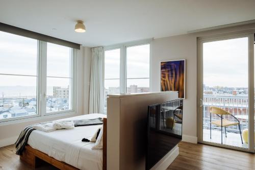 Suite con cama extragrande y vistas al mar del hotel The Rockaway. Foto 4