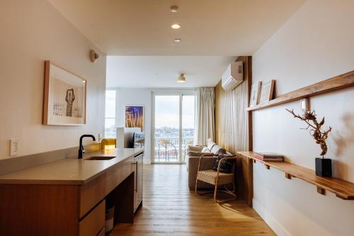 Suite con cama extragrande y vistas al mar del hotel The Rockaway. Foto 5