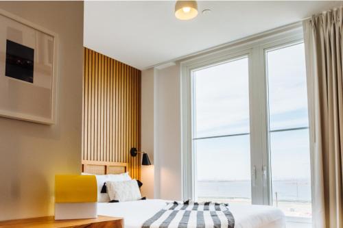 Habitación con cama extragrande. del hotel The Rockaway. Foto 5