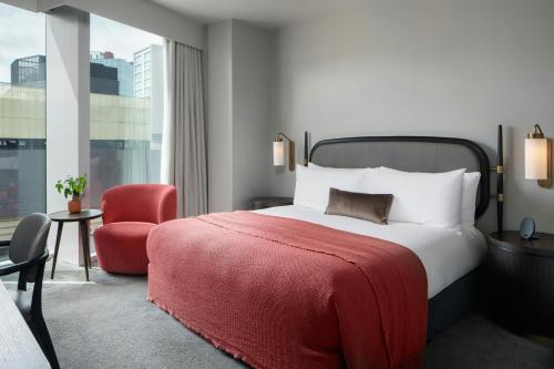 Habitación Doble con cama grande con vistas a la ciudad del hotel The Stratford London