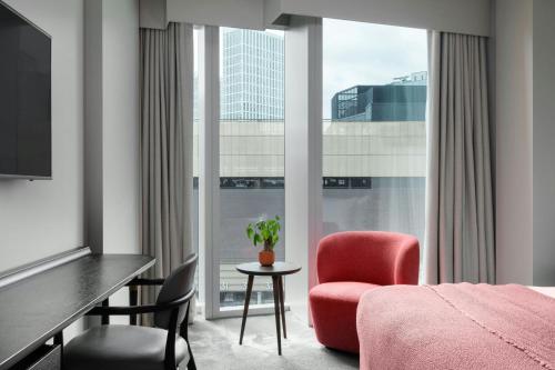 Habitación Doble con cama grande con vistas a la ciudad del hotel The Stratford London. Foto 1