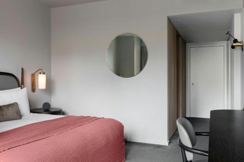 Habitación Doble con cama grande con vistas a la ciudad del hotel The Stratford London. Foto 2