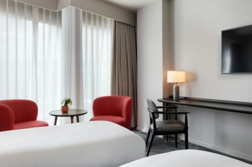 Habitación Executive con 2 camas individuales y vistas a la ciudad del hotel The Stratford London