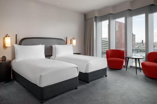 Habitación Executive con 2 camas individuales y vistas a la ciudad del hotel The Stratford London. Foto 2