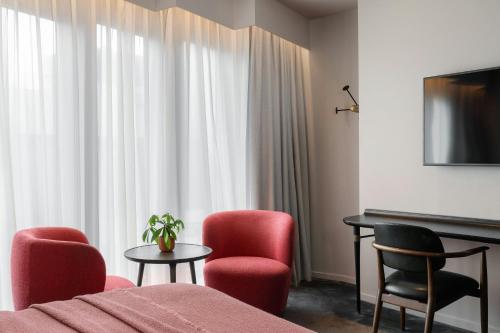 Habitación Doble Deluxe con cama extragrande y vistas a la ciudad del hotel The Stratford London
