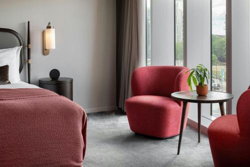 Fully Accessible Queen Room with City View del hotel The Stratford London. Foto 1