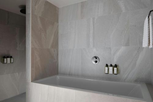 Family Room with Two Double Beds and City View del hotel The Stratford London. Foto 3