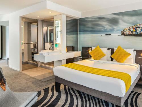 Suite con cama doble del hotel Novotel Paris Coeur d'Orly Airport