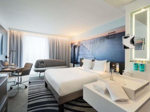 Habitación Doble Executive con sofá cama del hotel Novotel Paris Coeur d'Orly Airport. Foto 1