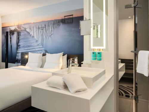 Habitación Doble Executive con sofá cama del hotel Novotel Paris Coeur d'Orly Airport. Foto 4