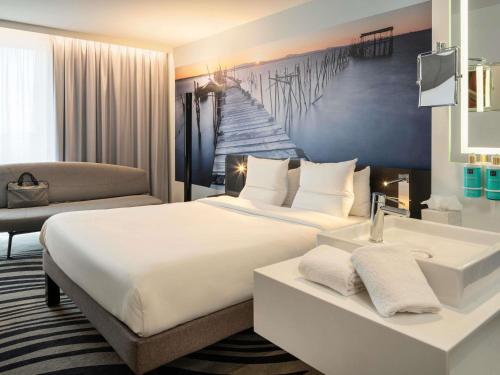 Habitación Doble Executive con sofá cama del hotel Novotel Paris Coeur d'Orly Airport. Foto 5
