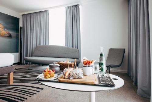 Habitación Doble Executive con sofá cama del hotel Novotel Paris Coeur d'Orly Airport. Foto 7