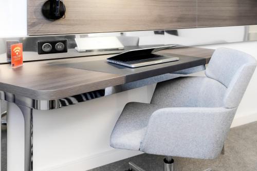 Habitación Doble Executive con sofá cama del hotel Novotel Paris Coeur d'Orly Airport. Foto 9
