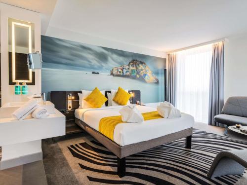 Suite con cama doble del hotel Novotel Paris Coeur d'Orly Airport