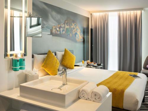 Suite con cama doble del hotel Novotel Paris Coeur d'Orly Airport. Foto 2