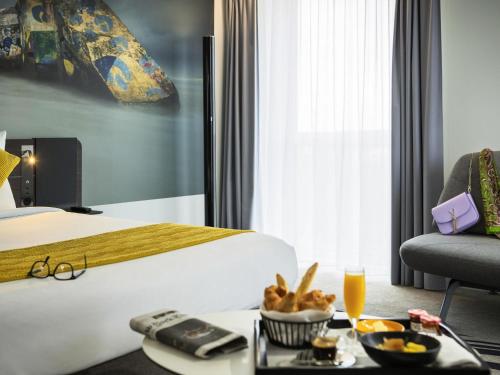 Suite con cama doble del hotel Novotel Paris Coeur d'Orly Airport. Foto 3