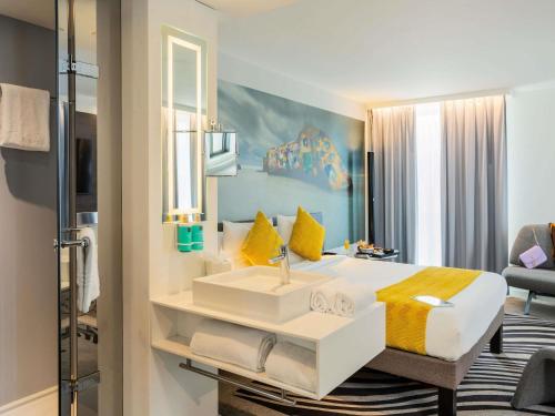 Suite con cama doble del hotel Novotel Paris Coeur d'Orly Airport. Foto 4