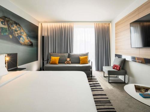 Habitación Familiar Clásica con cama doble y 2 camas individuales del hotel Novotel Paris Coeur d'Orly Airport. Foto 3