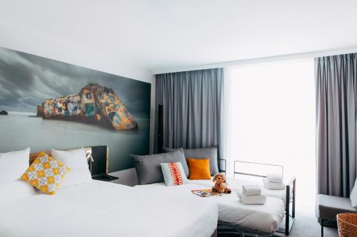 Habitación Familiar Clásica con cama doble y 2 camas individuales del hotel Novotel Paris Coeur d'Orly Airport. Foto 4
