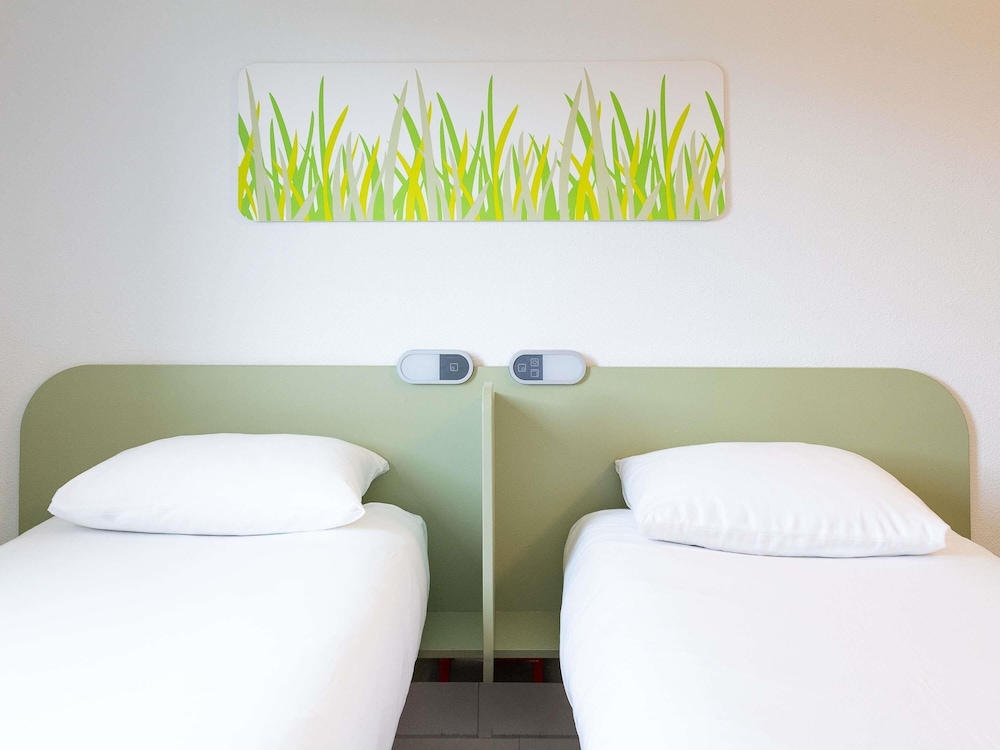 GEMELA - Habitación con camas individuales del hotel ibis budget Montauban Les Chaumes. Foto 4