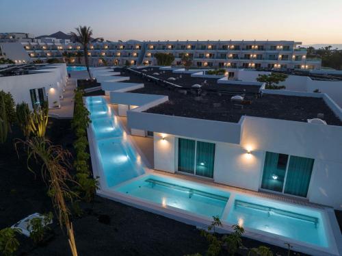 Suite con piscina privada del hotel Radisson Blu Resort Lanzarote - Adults Only +16. Foto 4