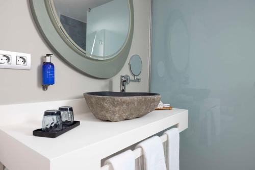 Suite con piscina privada del hotel Radisson Blu Resort Lanzarote - Adults Only +16. Foto 8