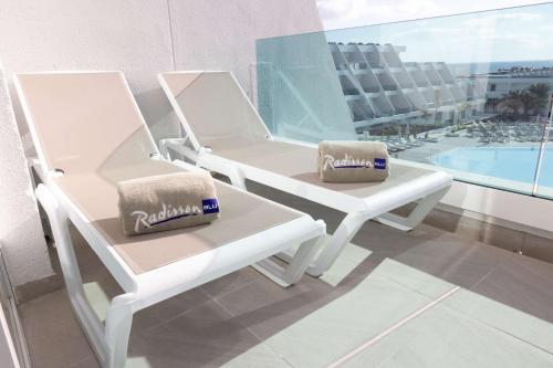 Suite con vistas parciales al mar del hotel Radisson Blu Resort Lanzarote - Adults Only +16. Foto 2