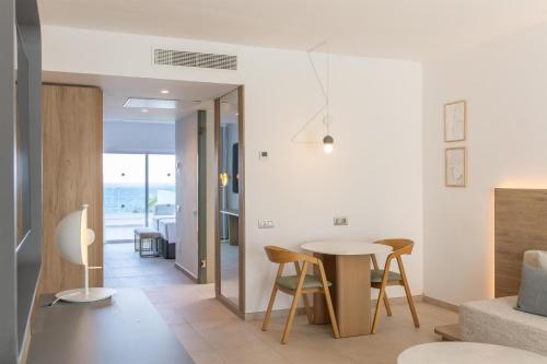 Suite con vistas frontales al océano del hotel Radisson Blu Resort Lanzarote - Adults Only +16. Foto 2