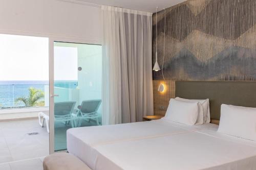 Suite con vistas frontales al océano del hotel Radisson Blu Resort Lanzarote - Adults Only +16. Foto 4