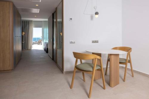 Suite con vistas frontales al océano del hotel Radisson Blu Resort Lanzarote - Adults Only +16. Foto 11