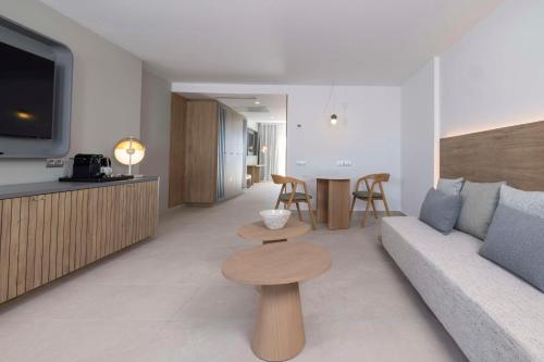 Suite con vistas frontales al océano del hotel Radisson Blu Resort Lanzarote - Adults Only +16. Foto 12