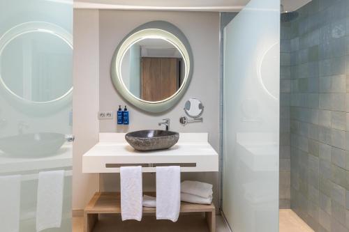 Suite con vistas frontales al océano del hotel Radisson Blu Resort Lanzarote - Adults Only +16. Foto 13