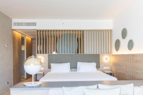 Suite Junior con vistas al mar del hotel Radisson Blu Resort Lanzarote - Adults Only +16. Foto 2