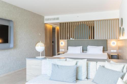 Suite Junior con vistas al mar del hotel Radisson Blu Resort Lanzarote - Adults Only +16. Foto 3