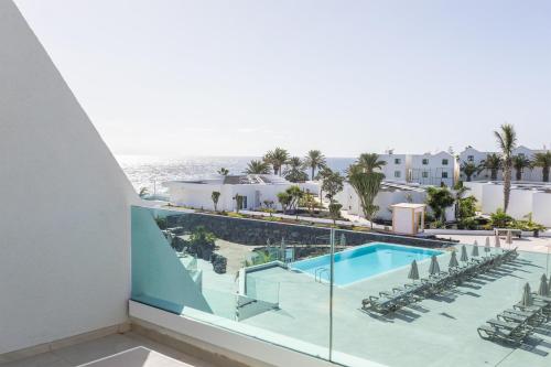 Suite Junior con vistas al mar del hotel Radisson Blu Resort Lanzarote - Adults Only +16. Foto 5