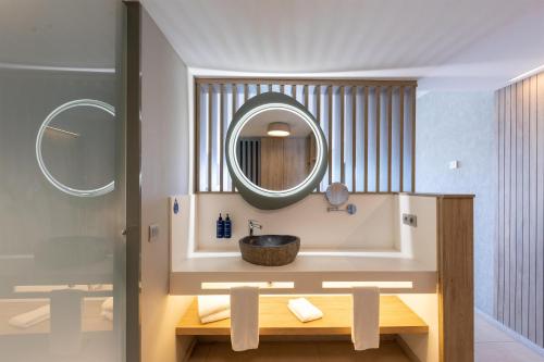 Suite Junior con vistas al mar del hotel Radisson Blu Resort Lanzarote - Adults Only +16. Foto 6