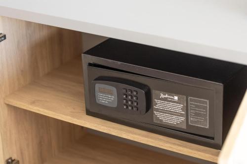 Suite Junior con vistas al mar del hotel Radisson Blu Resort Lanzarote - Adults Only +16. Foto 7