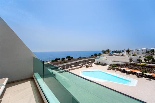 Suite Junior con vistas al mar del hotel Radisson Blu Resort Lanzarote - Adults Only +16. Foto 9