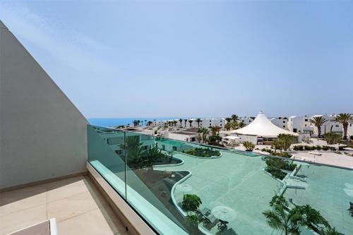 Suite Junior con vistas al mar del hotel Radisson Blu Resort Lanzarote - Adults Only +16. Foto 10