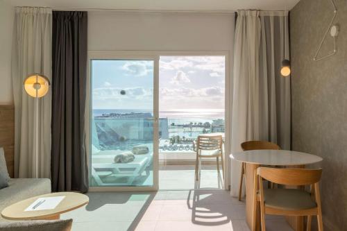 Suite Junior con vistas al mar del hotel Radisson Blu Resort Lanzarote - Adults Only +16. Foto 13