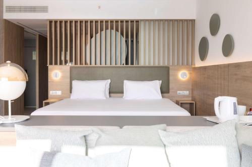 Suite Junior con vistas al mar del hotel Radisson Blu Resort Lanzarote - Adults Only +16. Foto 14